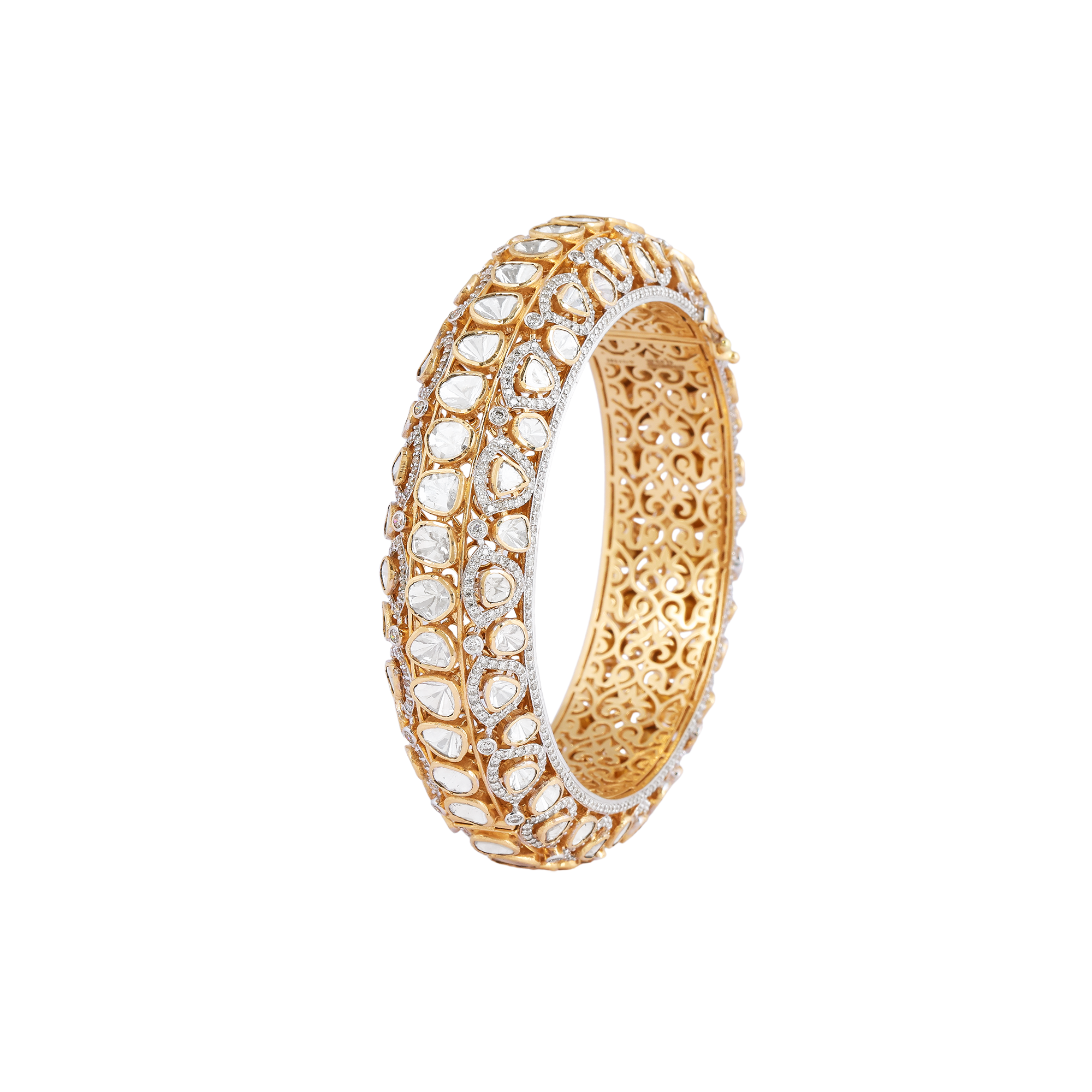 Bangle in 14kt yellow gold with polki, Round Brilliant cut diamonds.