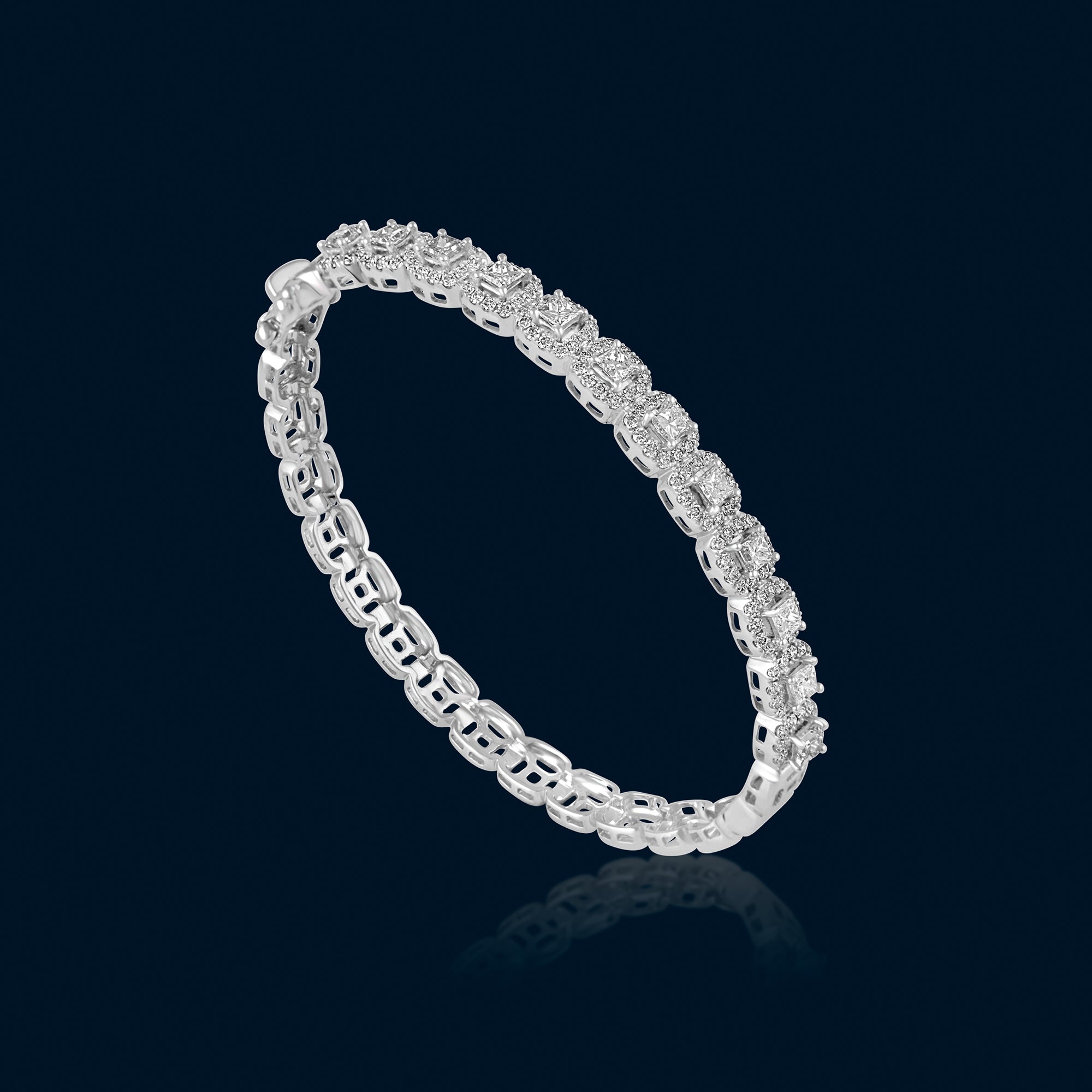 Bracelet in 14kt white gold with Princess & Round Brilliant cut diamonds