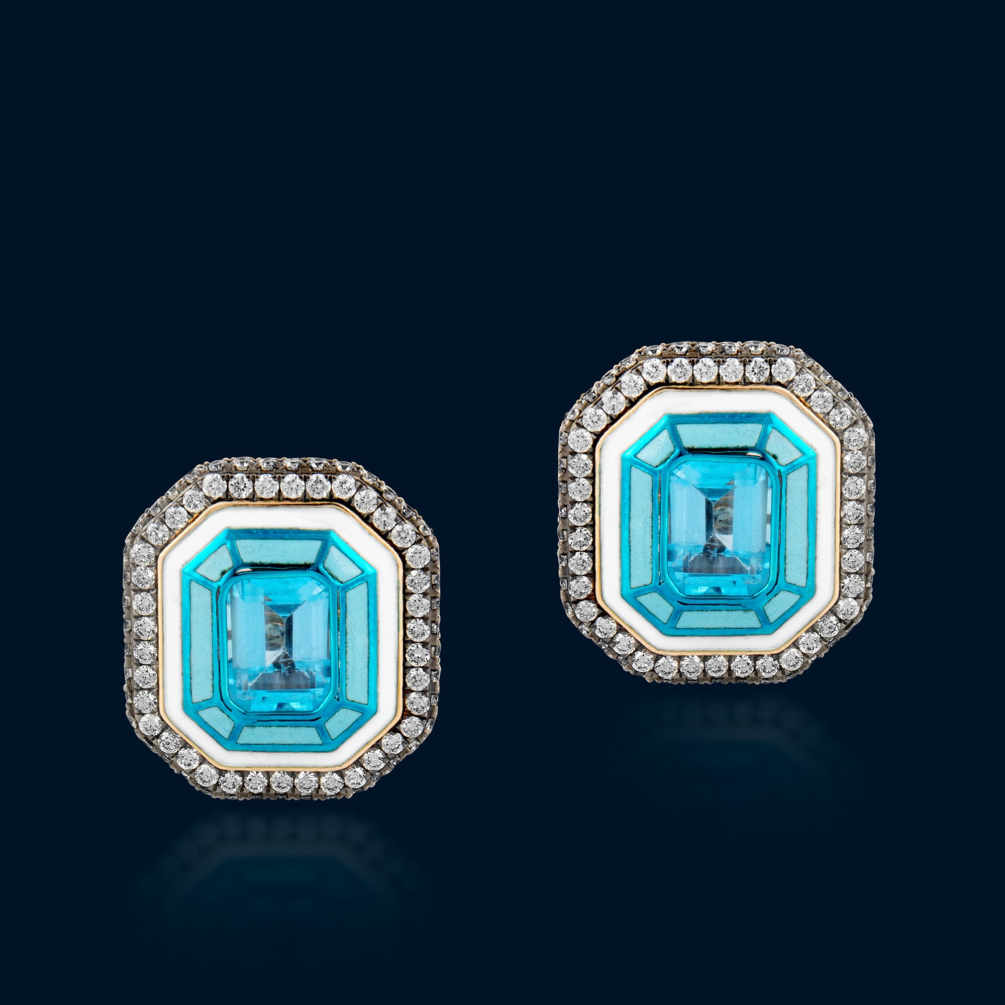 Earrings in 18kt yellow gold with Round Brilliant cut diamonds studded with Blue Topaz