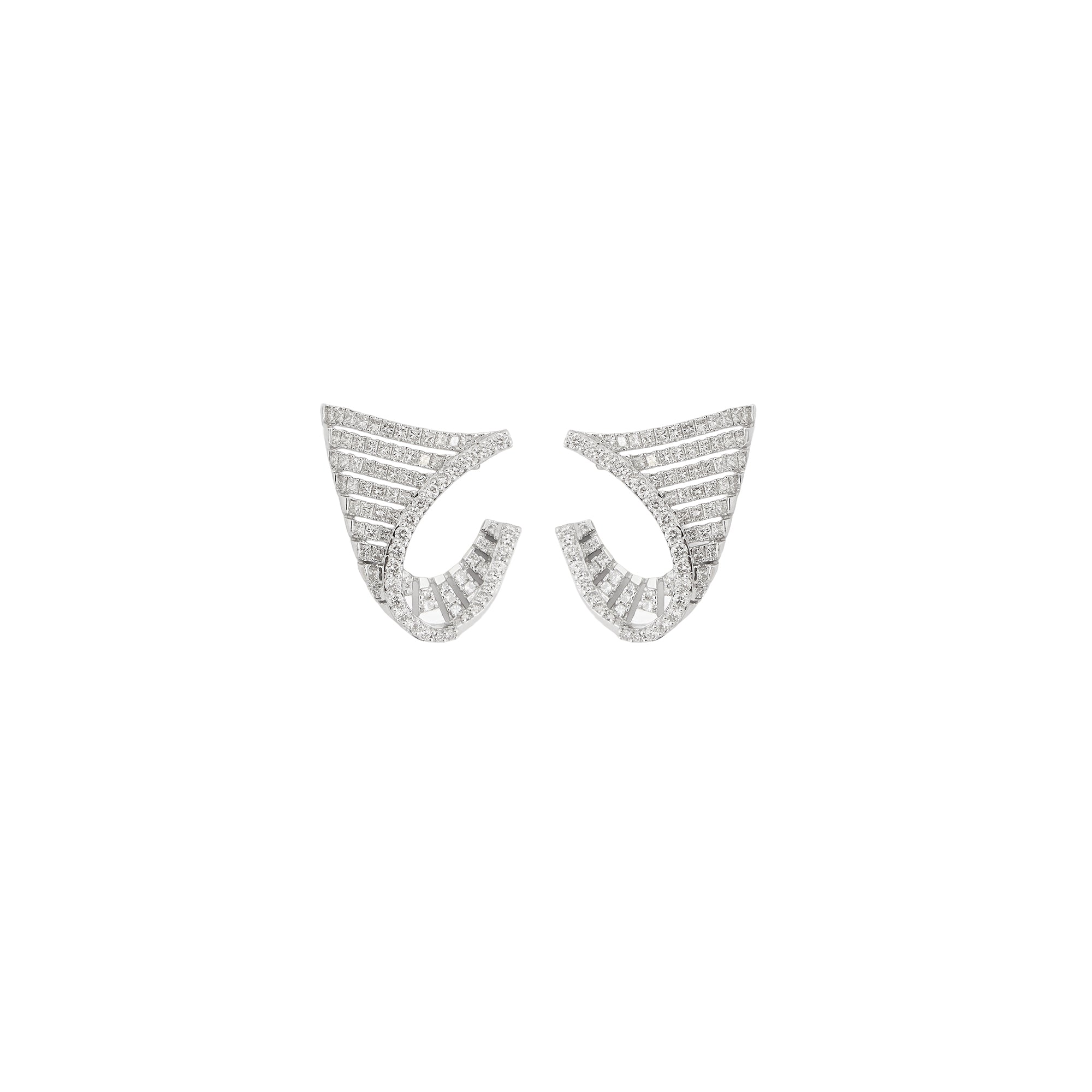 Diamond earrings in 18kt white gold with brilliant round and princess cut diamonds.