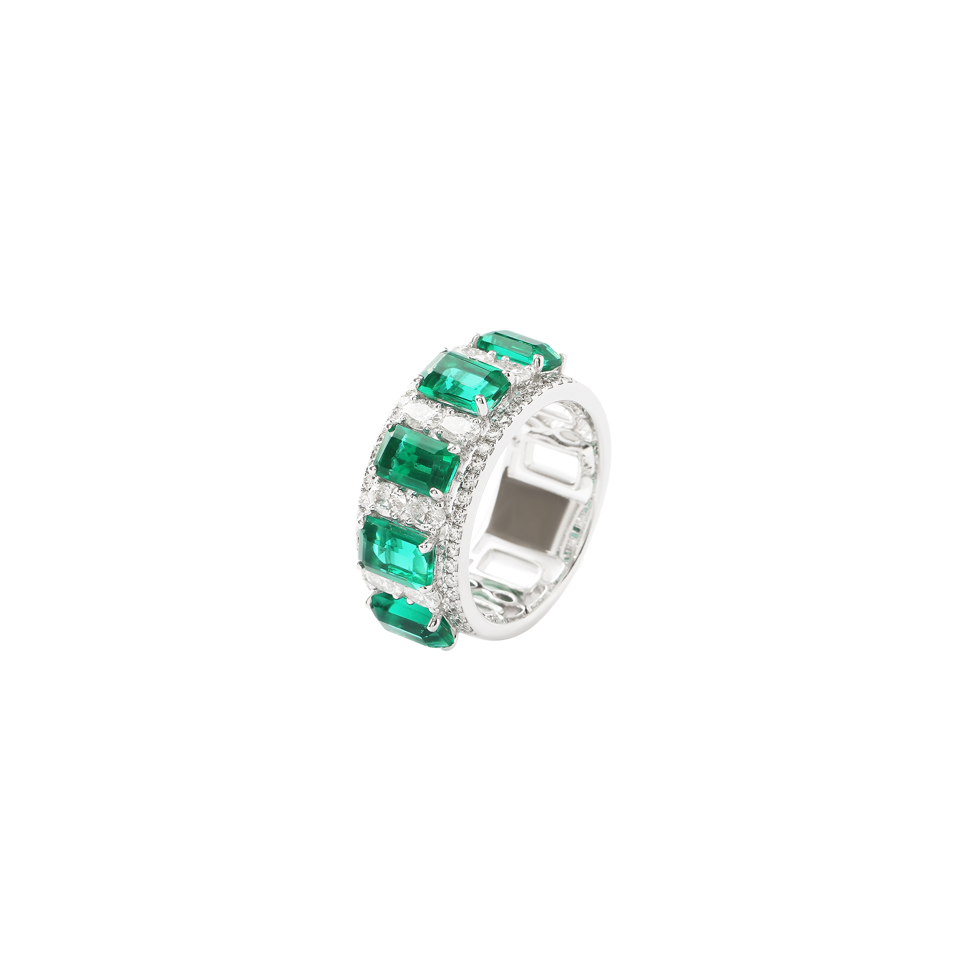 Ring in 18kt white gold with oval and brilliant round cut diamonds with a semi precious emerald.