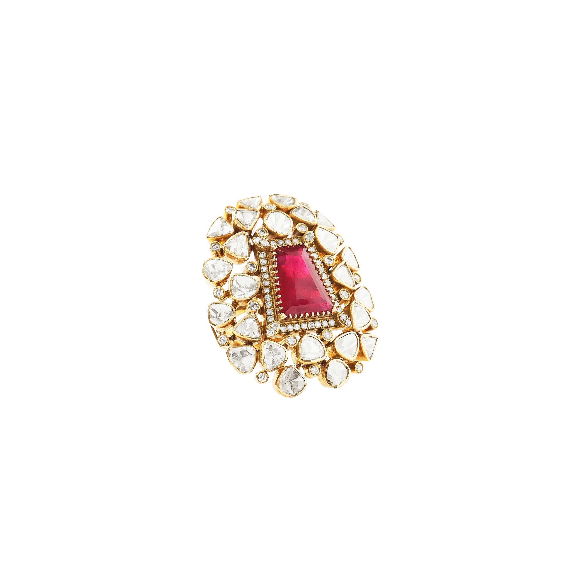 Ring in 14kt yellow gold with Polki and brilliant round cut diamonds with a precious ruby.