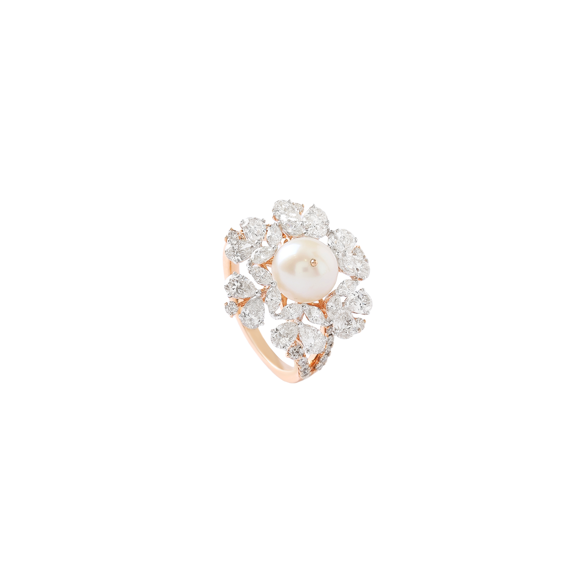 Ring in 18kt rose gold with brilliant round cut diamonds, marquise and pear shaped diamonds, with a pearl.