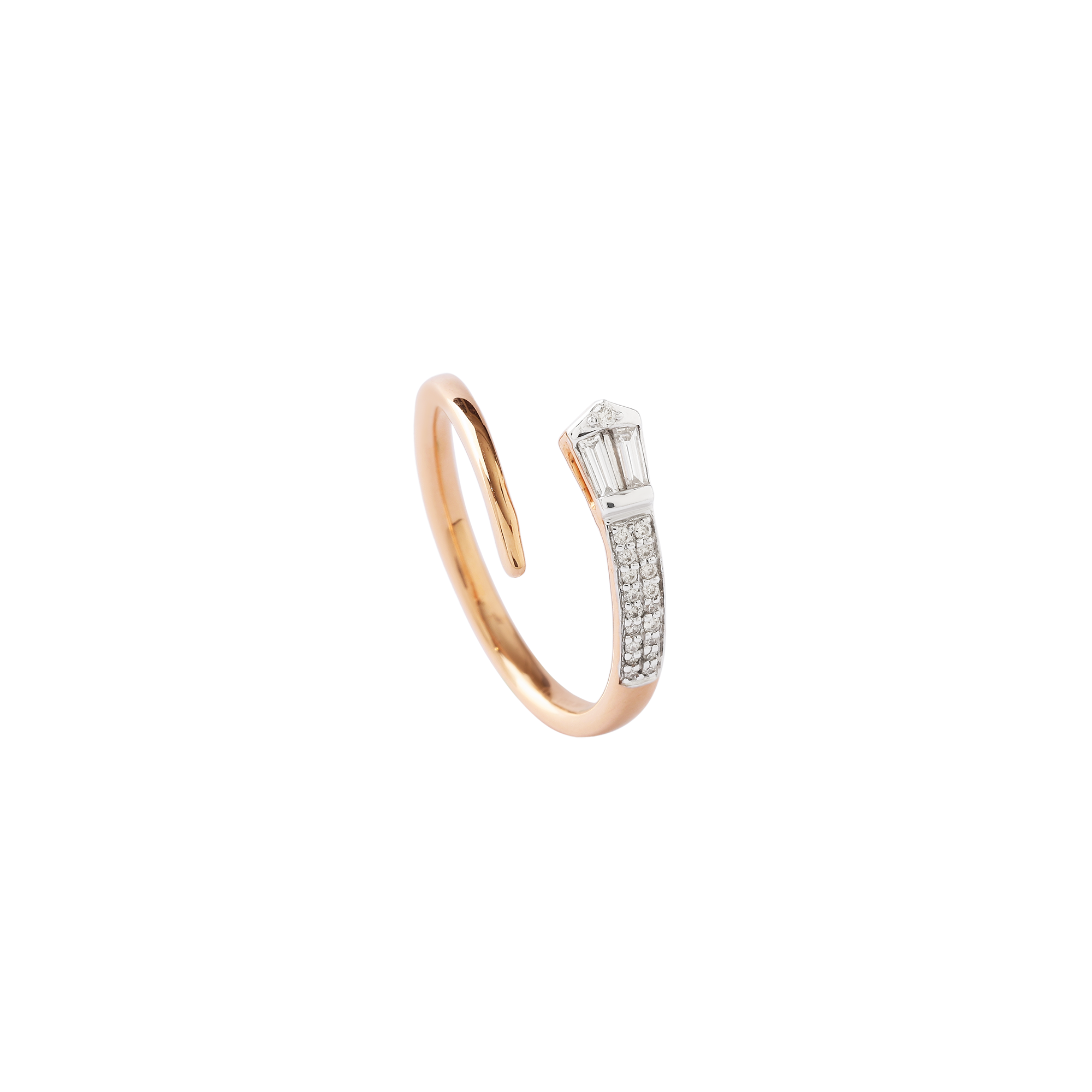 Ring in 18kt rose gold with baguettes, and round brilliant diamonds.