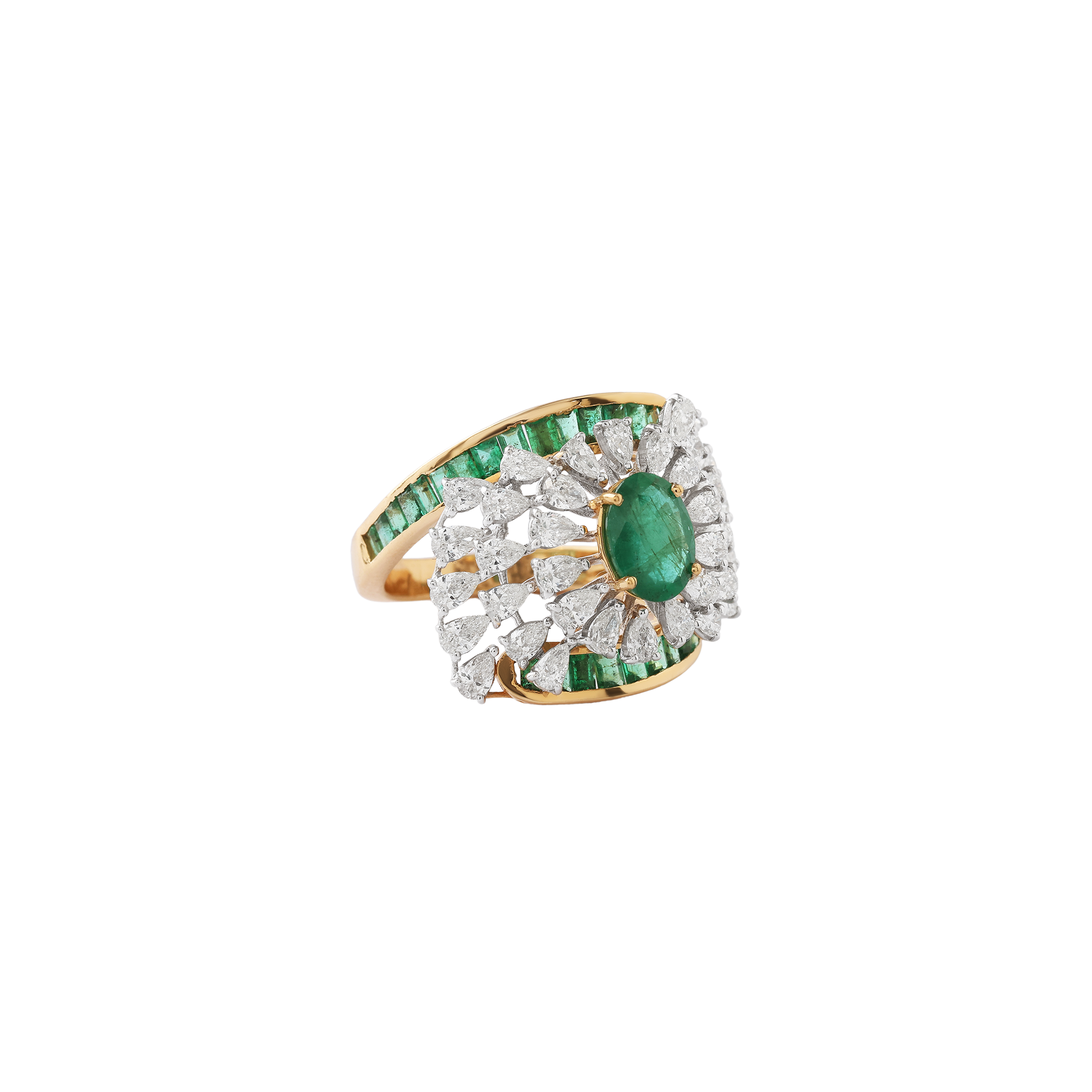 Ring in 18kt yellow gold with pear cut diamond and precious emerald.
