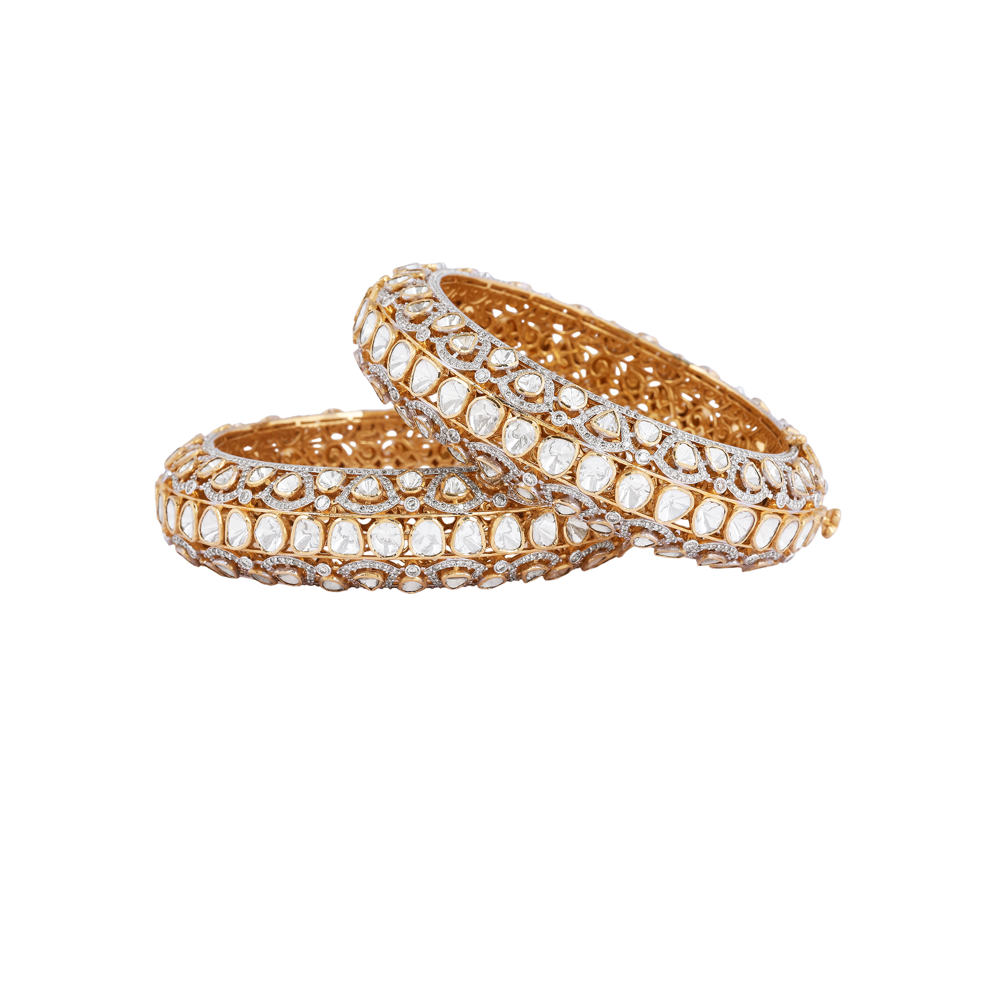 Bangle in 14kt yellow gold with polki, Round Brilliant cut diamonds.