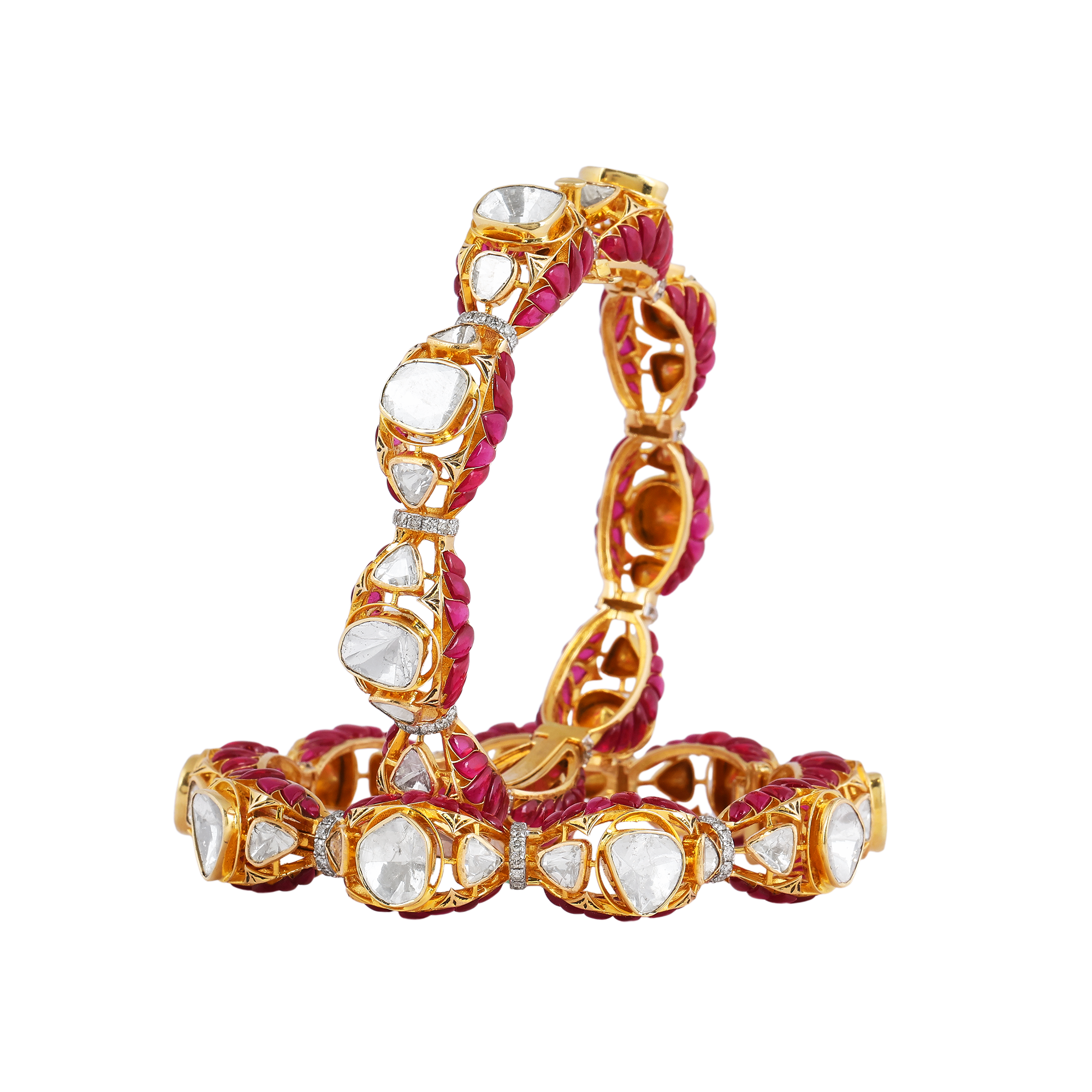 Bangle in 14kt yellow gold with polki, Round Brilliant cut diamonds.