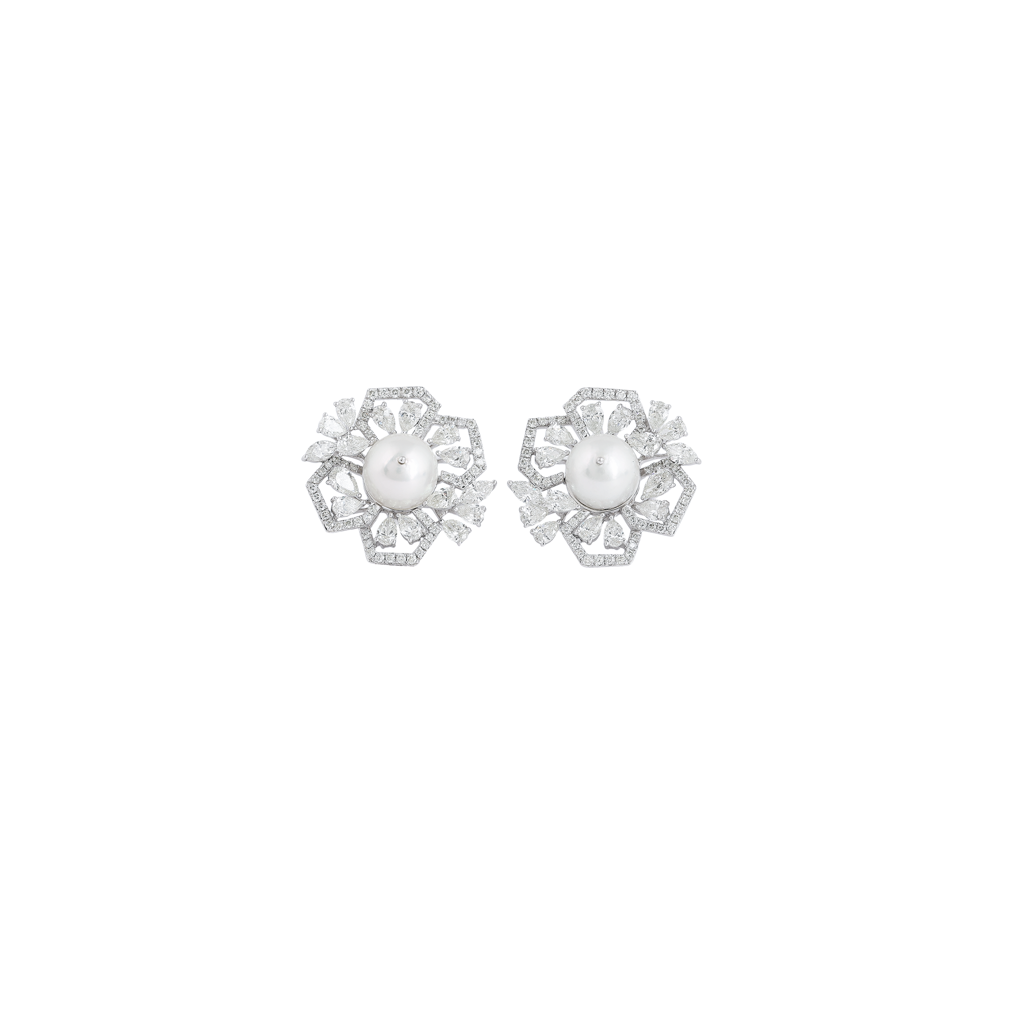 Earrings in 18kt white gold with brilliant round marquise and pear shaped diamonds with a pearl.