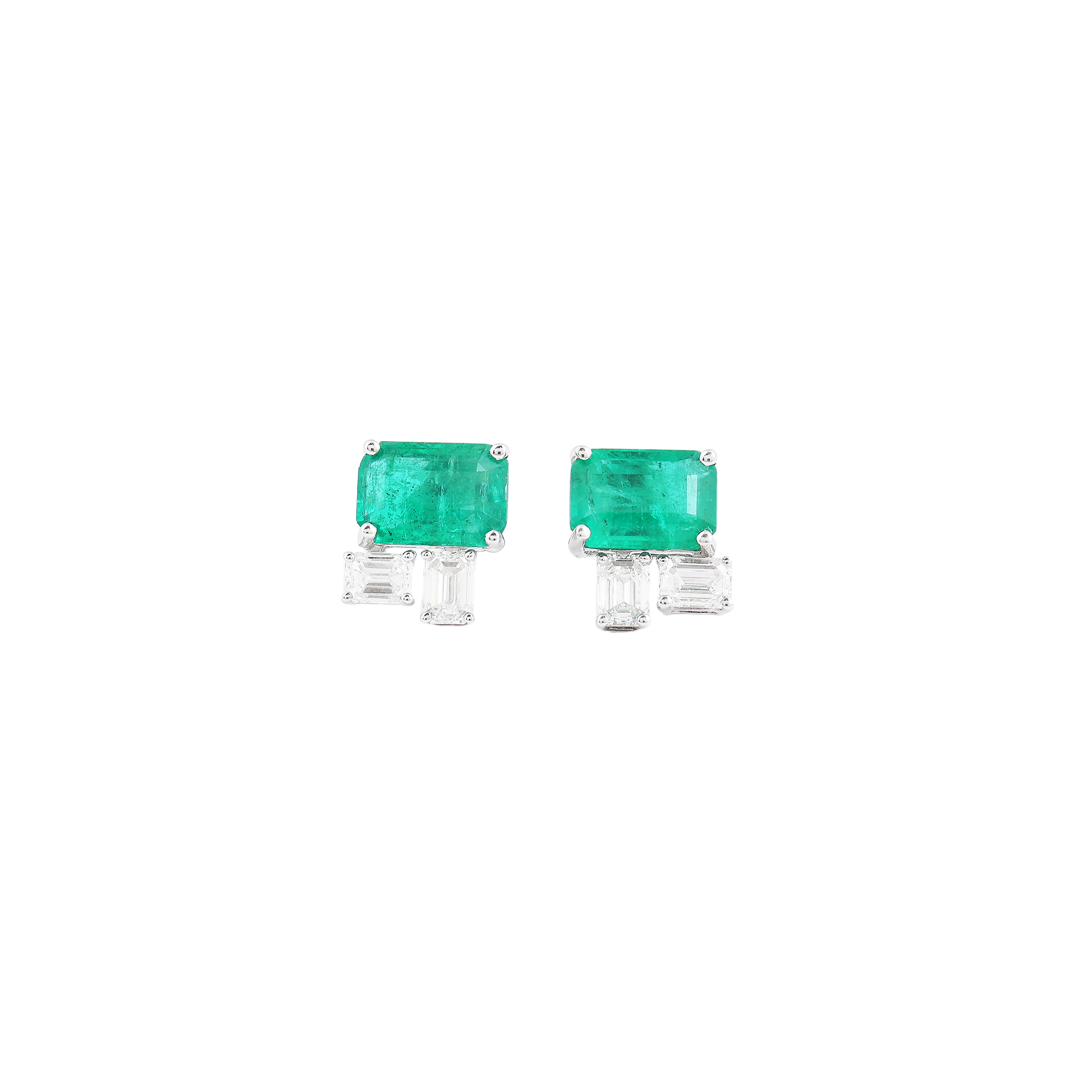 Earring in 18kt white gold, with emerald cut diamonds. and a precious emerald.