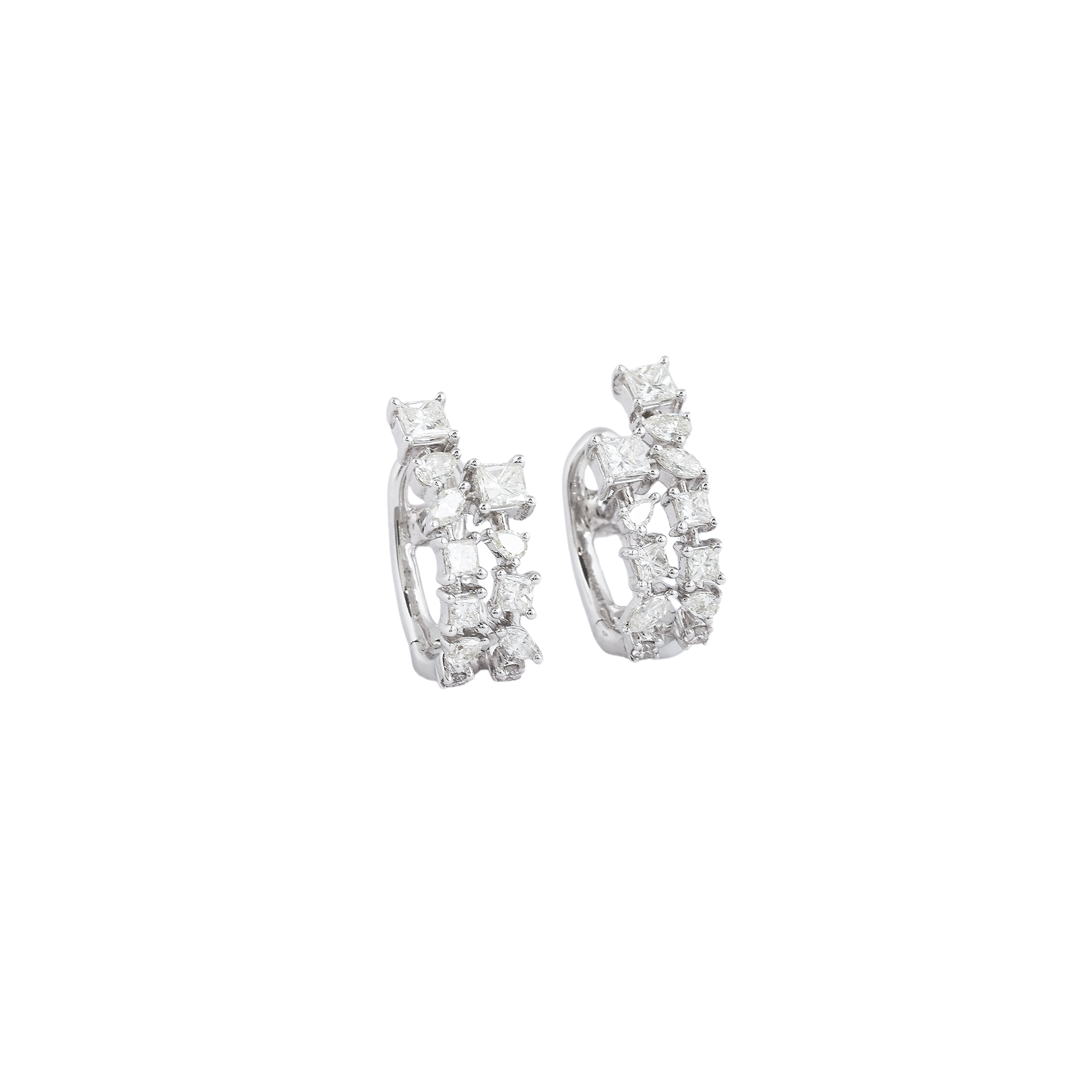 Earring in 18kt white gold with marquise, pear shaped diamonds.